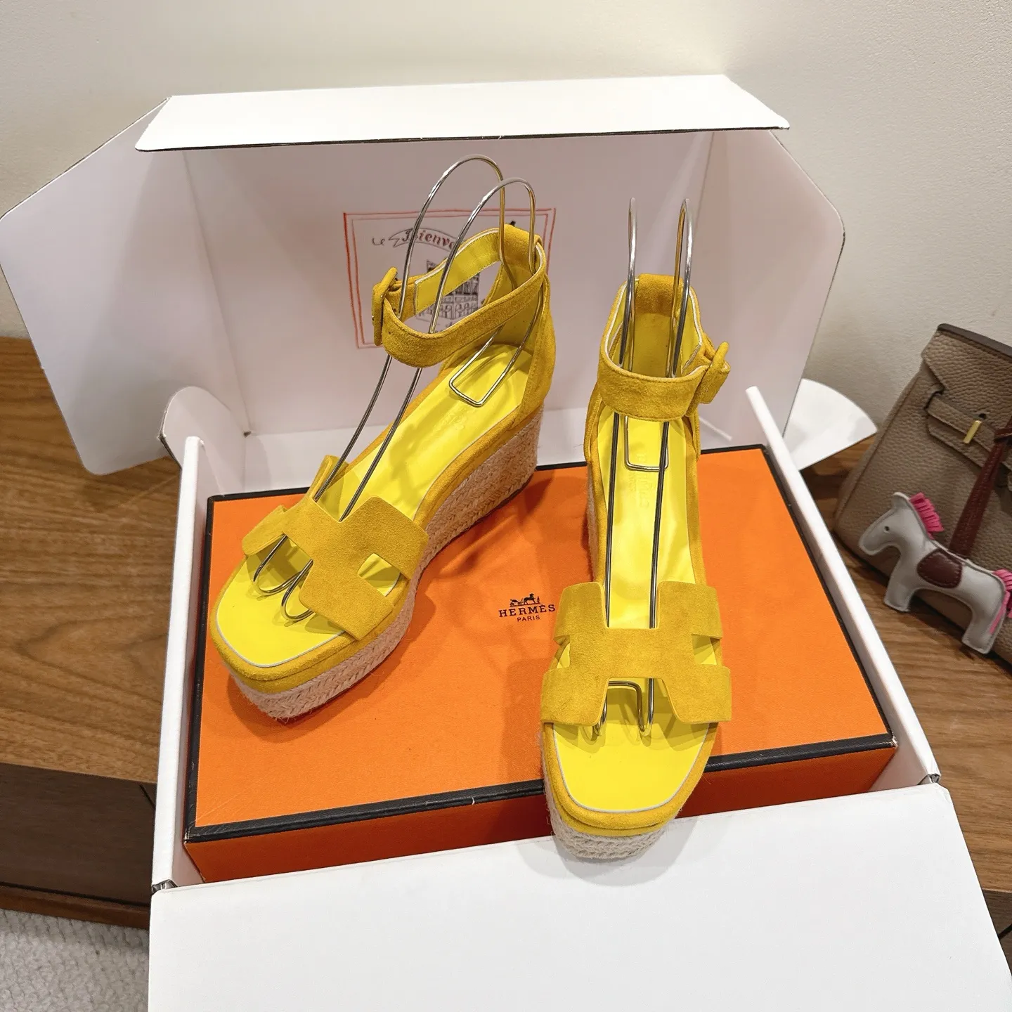 👟👟Ex-factory price 720👟👟 Hermes... a Eclair 2025 new color + popular series, the version is super positive, with a certain thickness, which makes the legs longer! Breathable, comfortable calfskin, spring and summer color matching, this item is both beautiful and comfortable! Channel supply code size: 35-39 can be ordered as 40.41 with airplane box ➕20